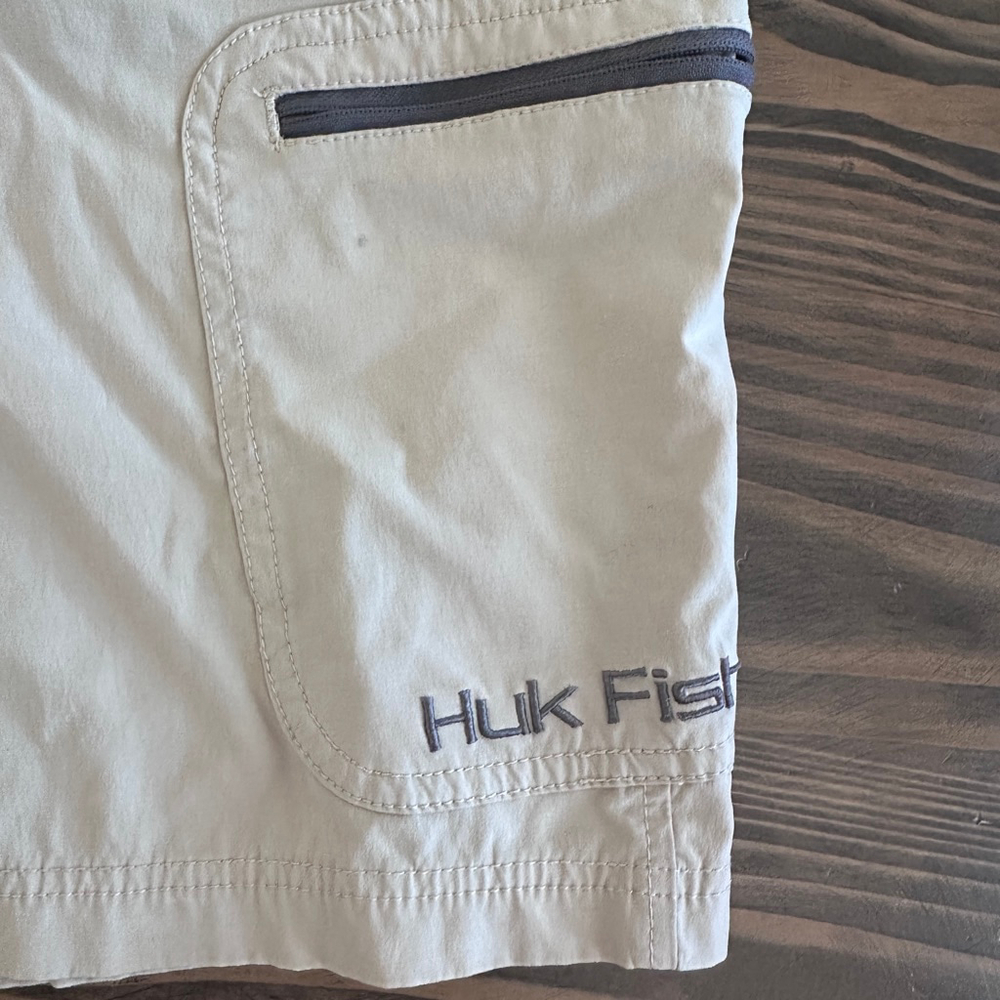 Huk Shorts Men’s L Beige Fishing Performance Zip Pocket 9.5 Inseam - Picture 3 of 7